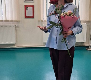 Olga Denysiuk z kwiatami od uczestników wernisażu